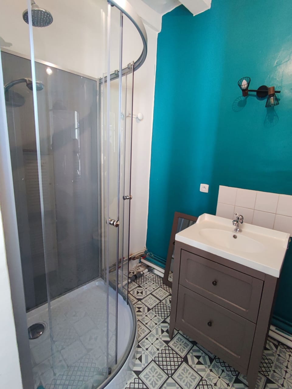 Shower, towels, toilet paper