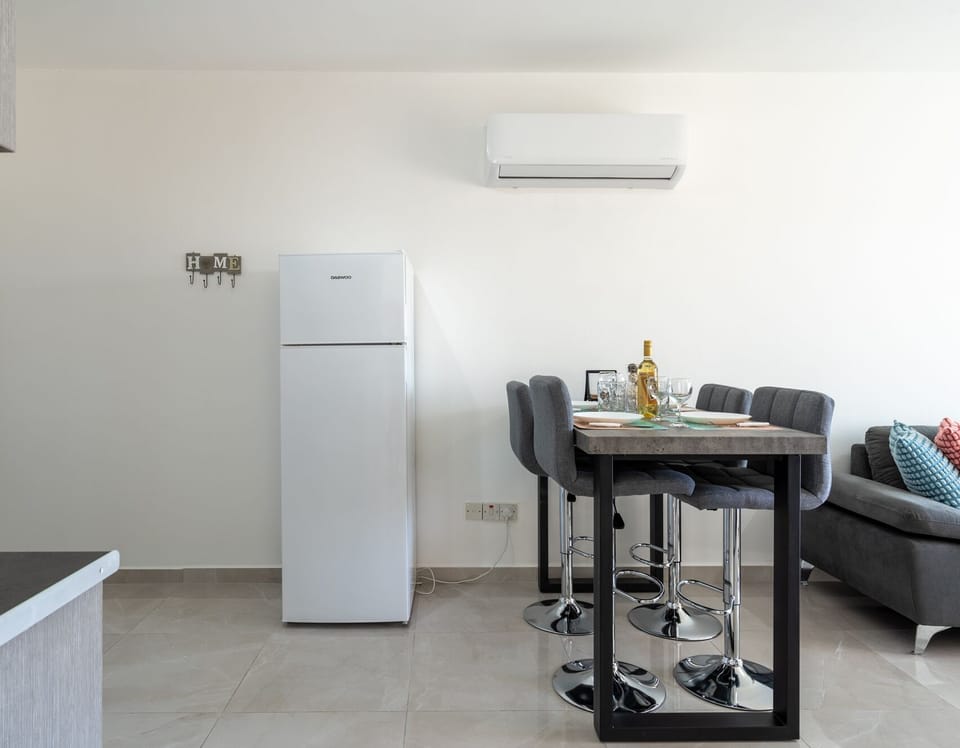 Apartment, 3 Bedrooms, Kitchen, Sea View | In-room dining