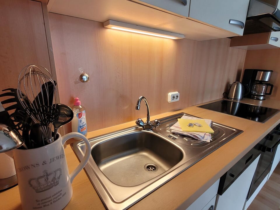 Apartment | Private kitchen | Cookware/dishes/utensils