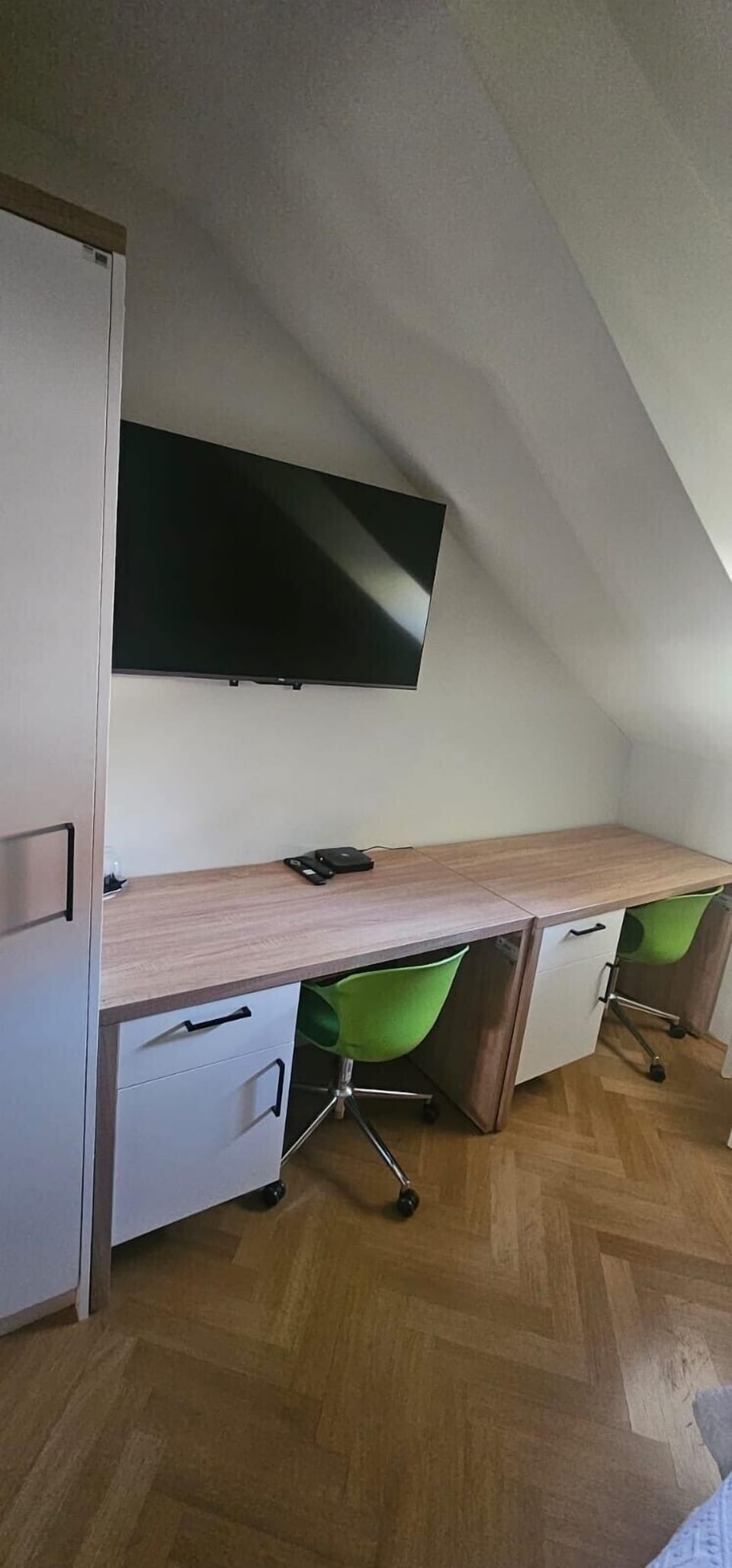 Economy Triple Room, 3 Twin Beds, Private Bathroom | In-room safe, laptop workspace, blackout drapes, WiFi (free)