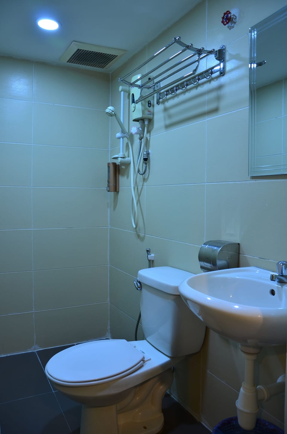 Family Quadruple Room | Bathroom | Shower, slippers, bidet, towels