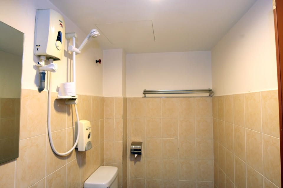 Family Triple Room | Bathroom | Shower, slippers, bidet, towels