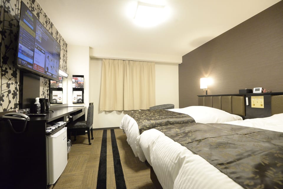 Twin Room, Non Smoking | Desk, WiFi (free), bed sheets