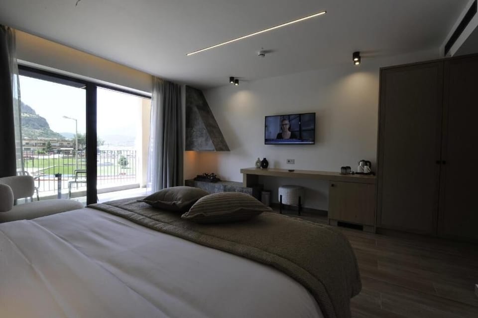 Executive Suite, Balcony, Garden View | Minibar, in-room safe, desk, laptop workspace