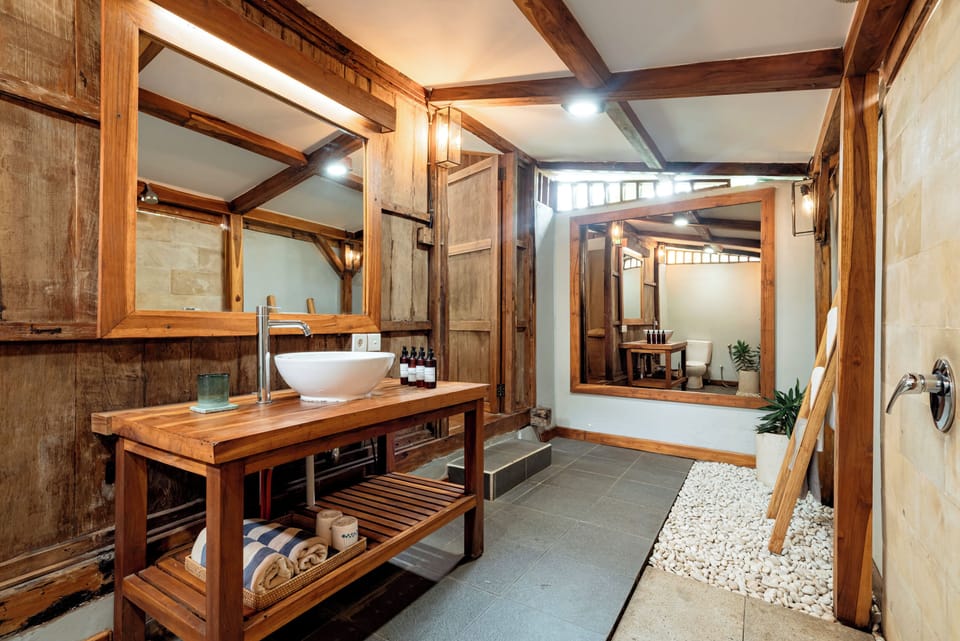 Gladak | Bathroom | Shower, free toiletries, towels