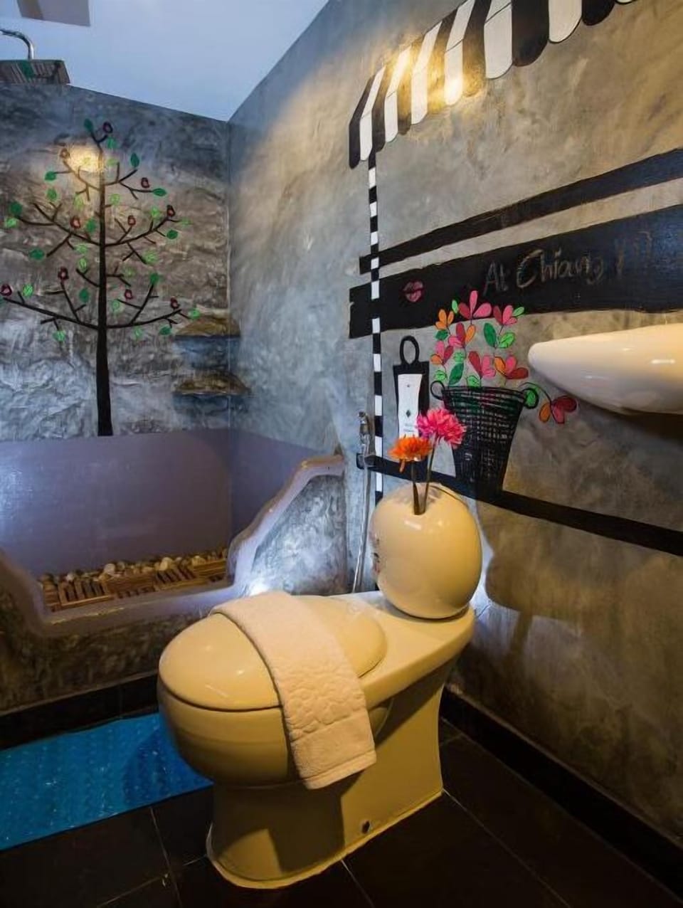 Superior Room | Bathroom | Shower, free toiletries, hair dryer, towels