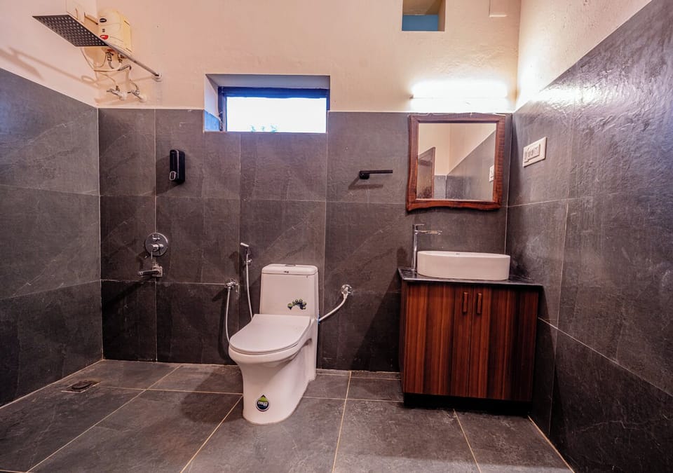 Standard Single Room, Garden View | Bathroom | Shower, free toiletries, bidet, towels