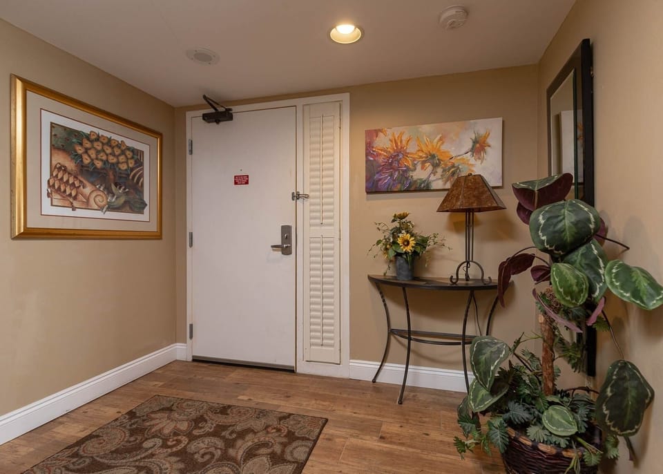 Condo, 3 Bedrooms | Interior