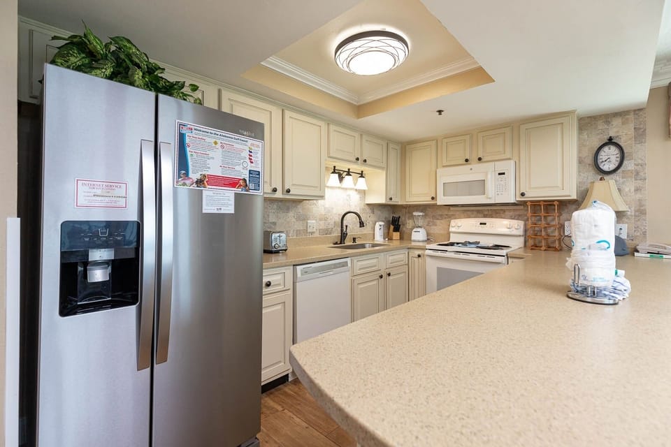 Condo, 3 Bedrooms | Private kitchen | Fridge, oven, coffee/tea maker