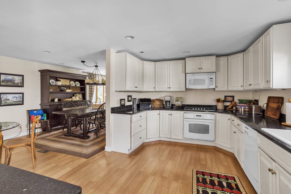 House, 4 Bedrooms | Private kitchen | Fridge, oven, coffee/tea maker, toaster
