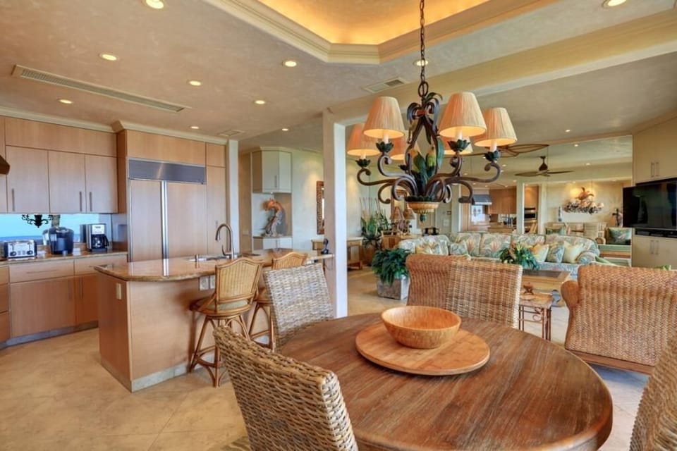 Condo, 2 Bedrooms | Dining