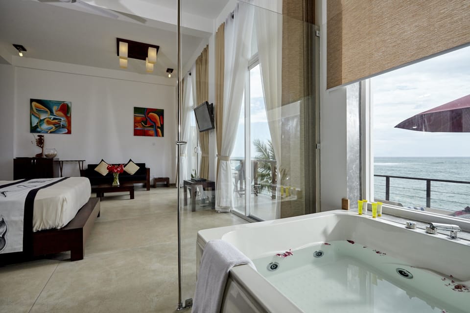 Cape Suite | Minibar, in-room safe, desk, soundproofing