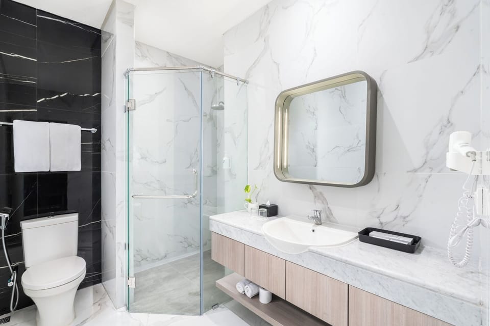 Express Super Queen | Bathroom | Shower, free toiletries, hair dryer (on request), bathrobes