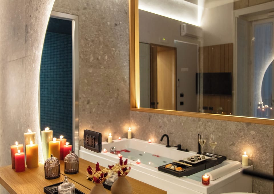 Luxury Double Room, Balcony, Courtyard View | Bathroom | Hair dryer, slippers, bidet, towels