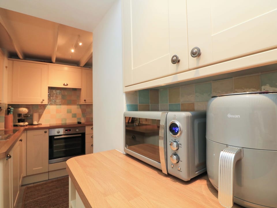 Fridge, microwave, dishwasher, cookware/dishes/utensils