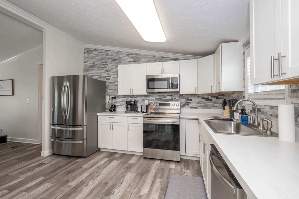 House, Multiple Beds, Patio, Garden View (Stillwater Hollow) | Private kitchen | Fridge, microwave, oven, stovetop