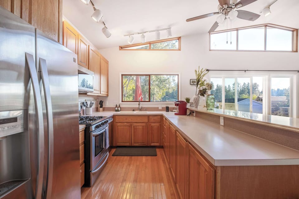 Luxury House, Lake View, Lakeside (4 Bedrooms) | Private kitchen | Fridge, microwave, oven, stovetop
