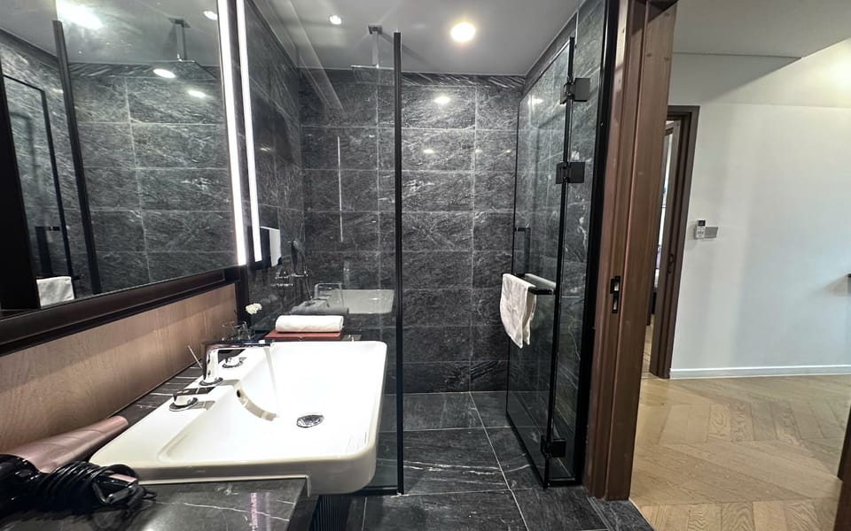 Shower, hydromassage showerhead, free toiletries, hair dryer
