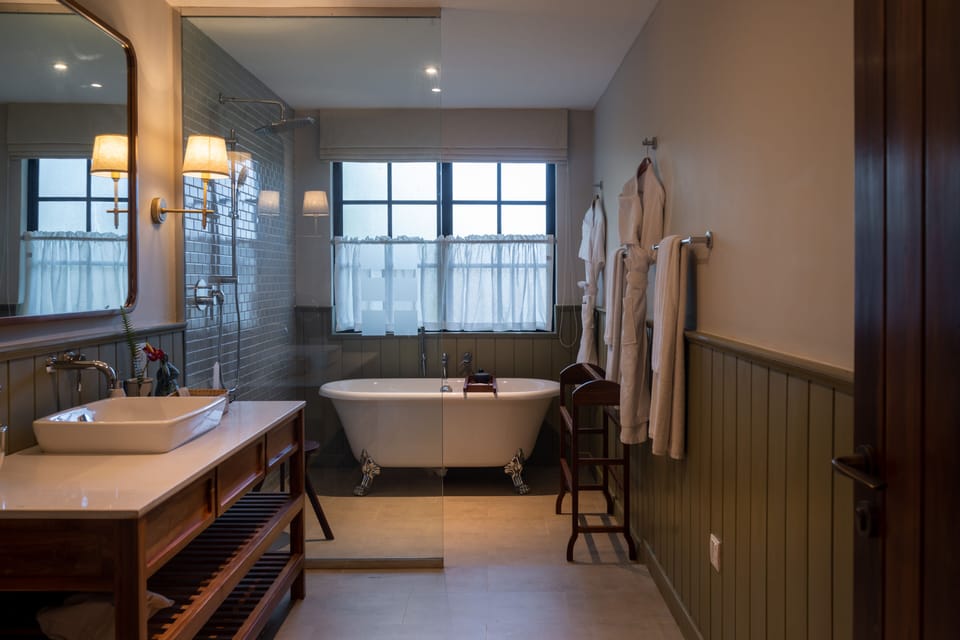 Owners' Cottage Garden View Suite | Bathroom | Free toiletries, hair dryer, bathrobes, slippers