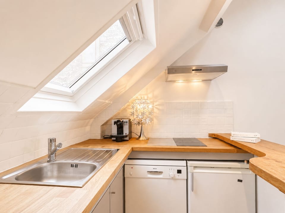 Deluxe Duplex, Courtyard View | Private kitchen | Espresso maker, electric kettle, dining tables