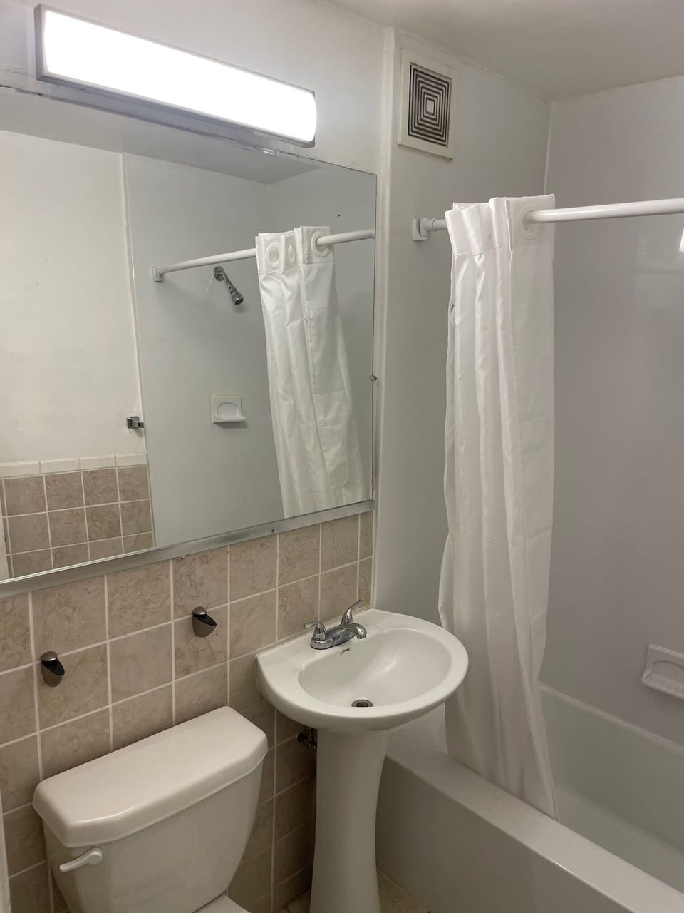 Family Single Room | Bathroom | Combined shower/tub, hair dryer, towels, soap