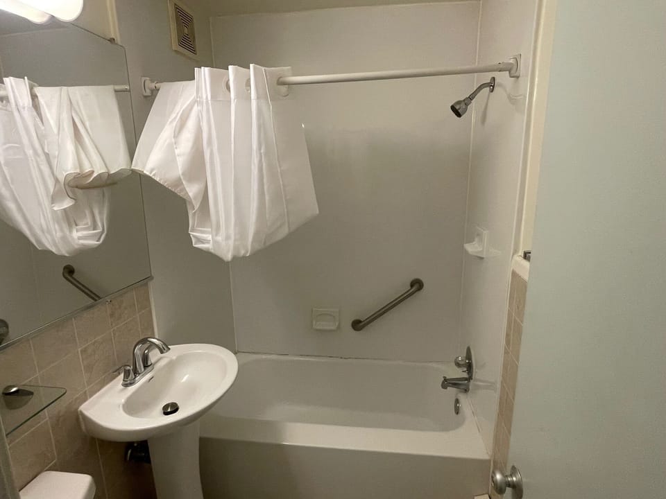 Classic Single Room | Bathroom | Combined shower/tub, hair dryer, towels, soap
