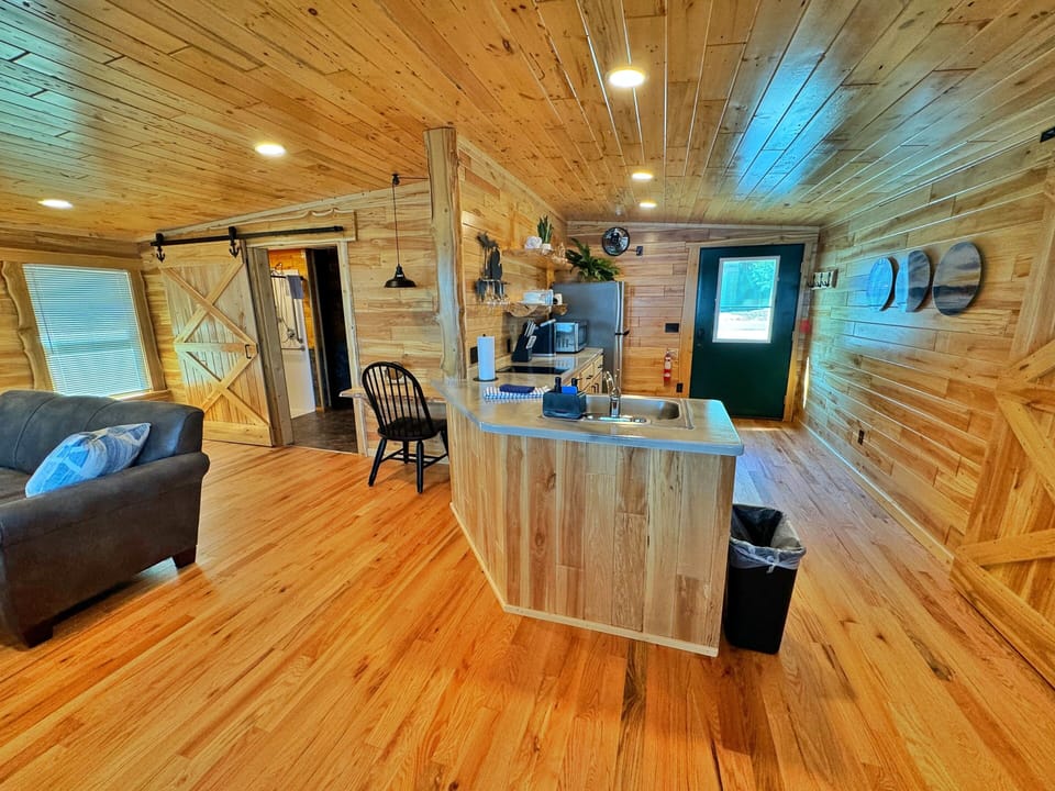 Cottage, 1 Queen Bed, Lake View | Free WiFi, bed sheets