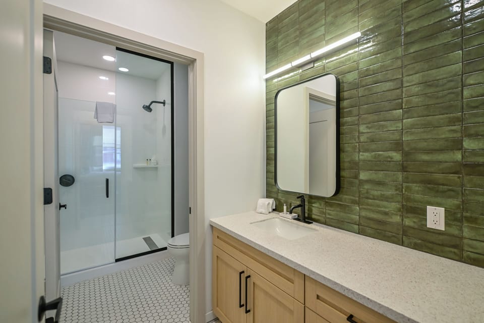 Elite Studio | Bathroom | Shower, towels, soap, shampoo