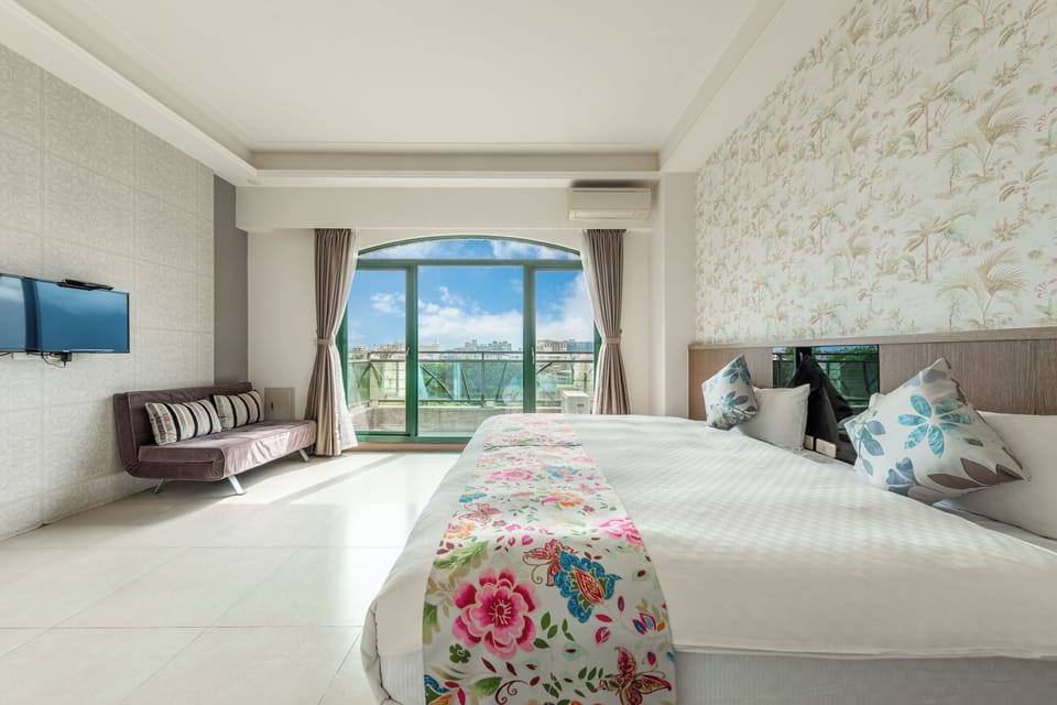 Queen Room with Balcony | Free WiFi, bed sheets