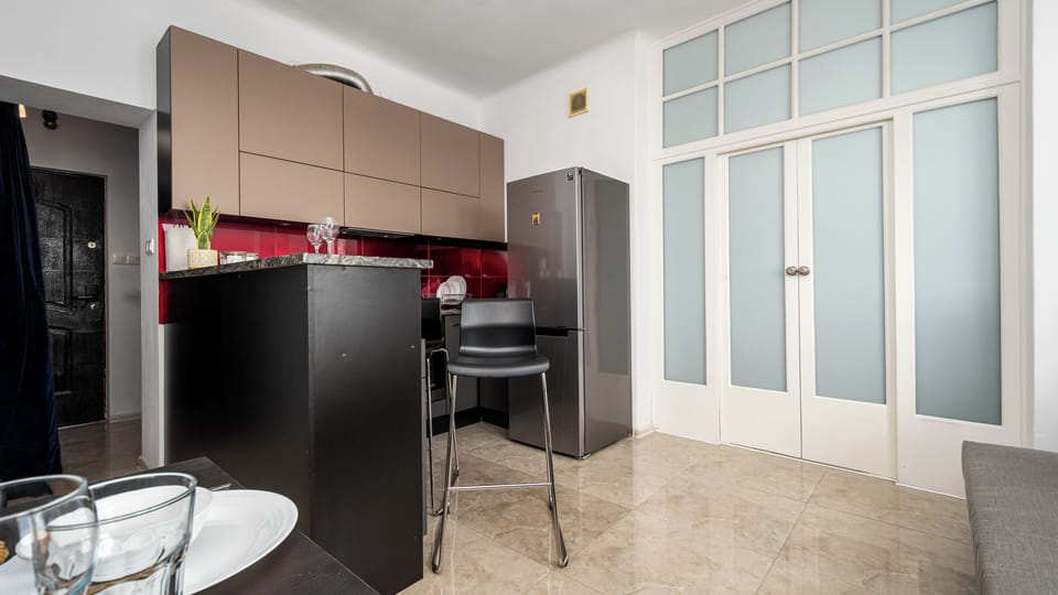 Apartament (38) | Private kitchen | Fridge, stovetop, electric kettle, cookware/dishes/utensils