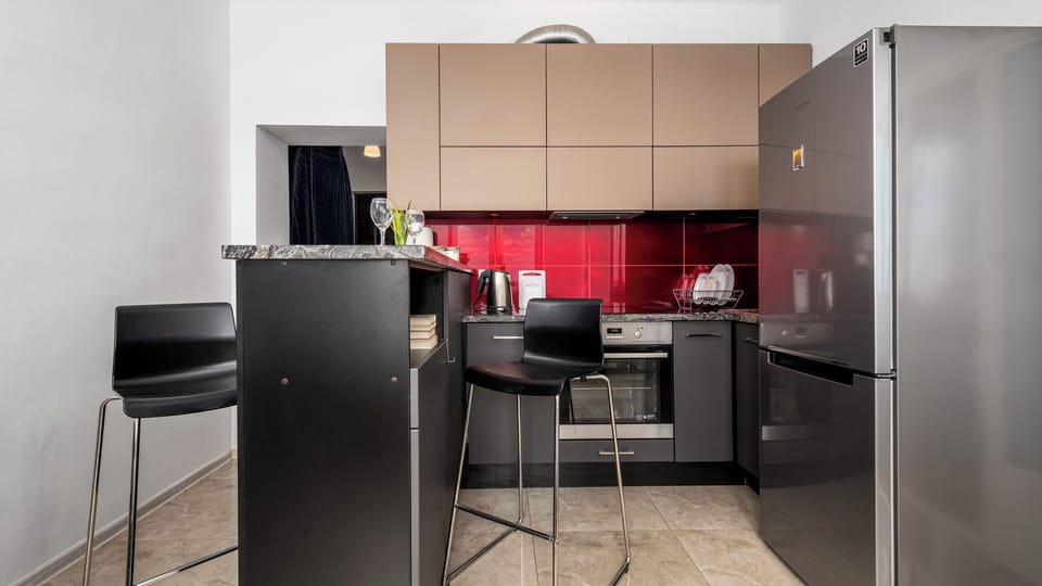 Apartament (38) | Private kitchen | Fridge, stovetop, electric kettle, cookware/dishes/utensils