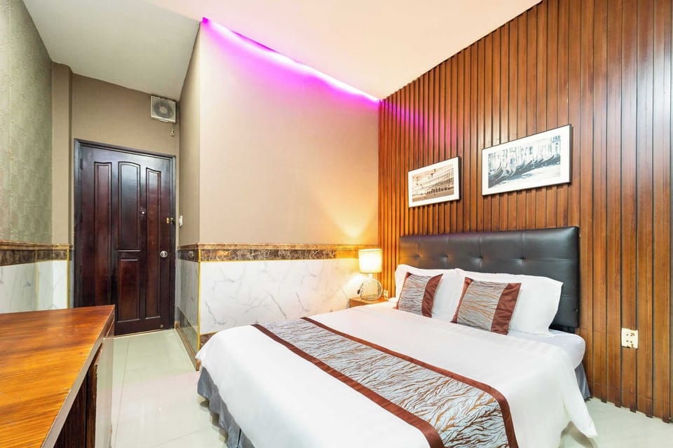 Deluxe Double Room | Desk, bed sheets
