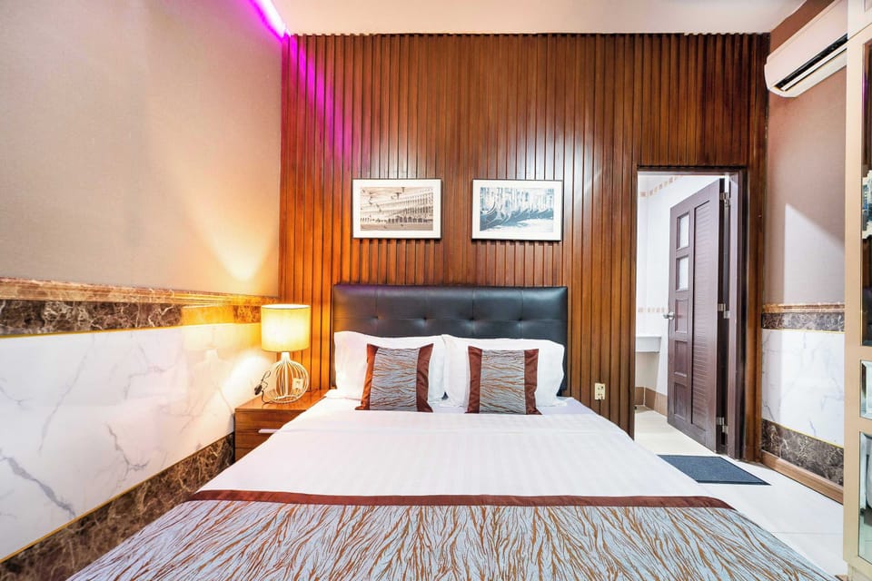 Deluxe Double Room | Desk, bed sheets