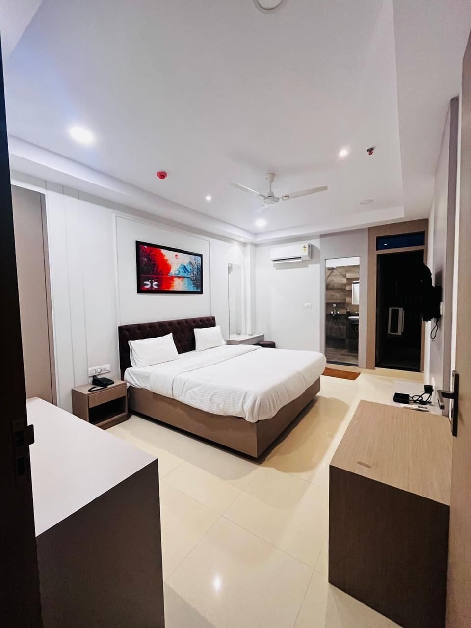 Deluxe Room | Desk