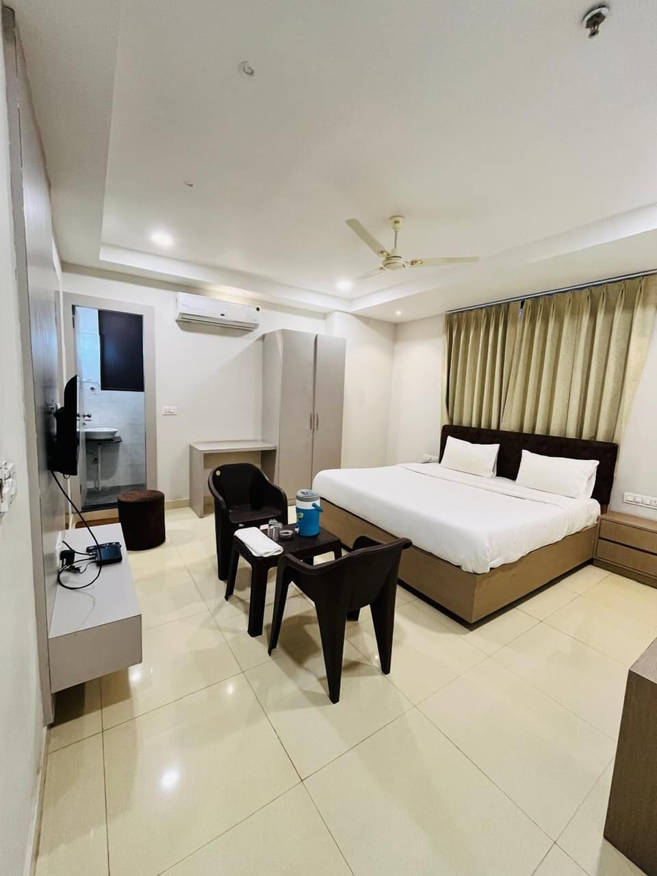 Deluxe Room | Desk