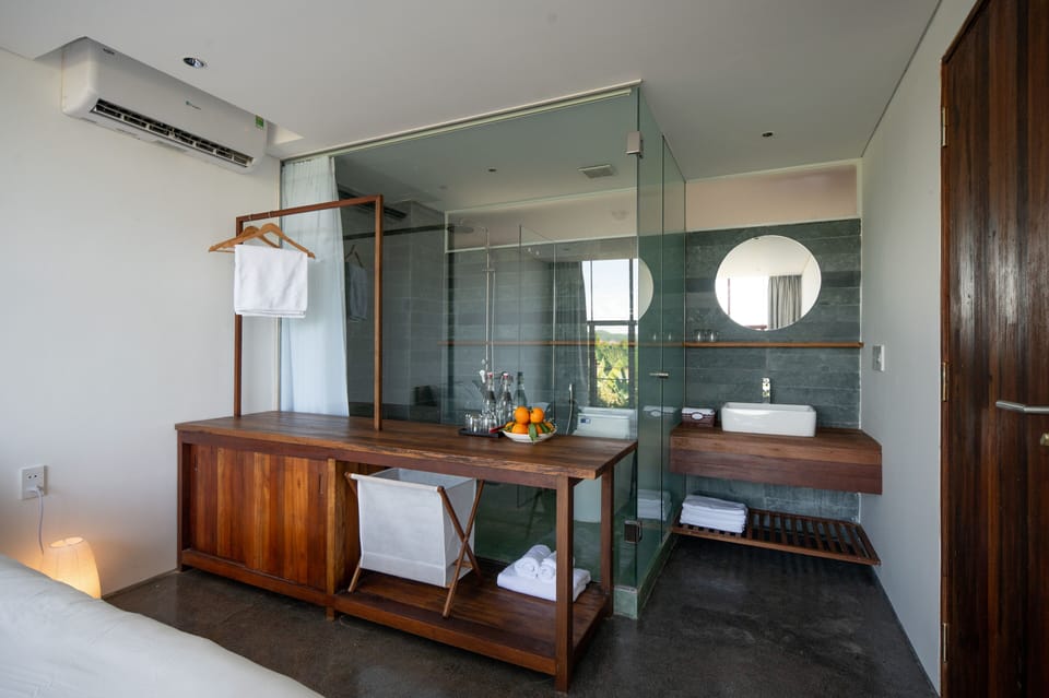 Executive Double Room | Bathroom | Designer toiletries, hair dryer, bidet, towels
