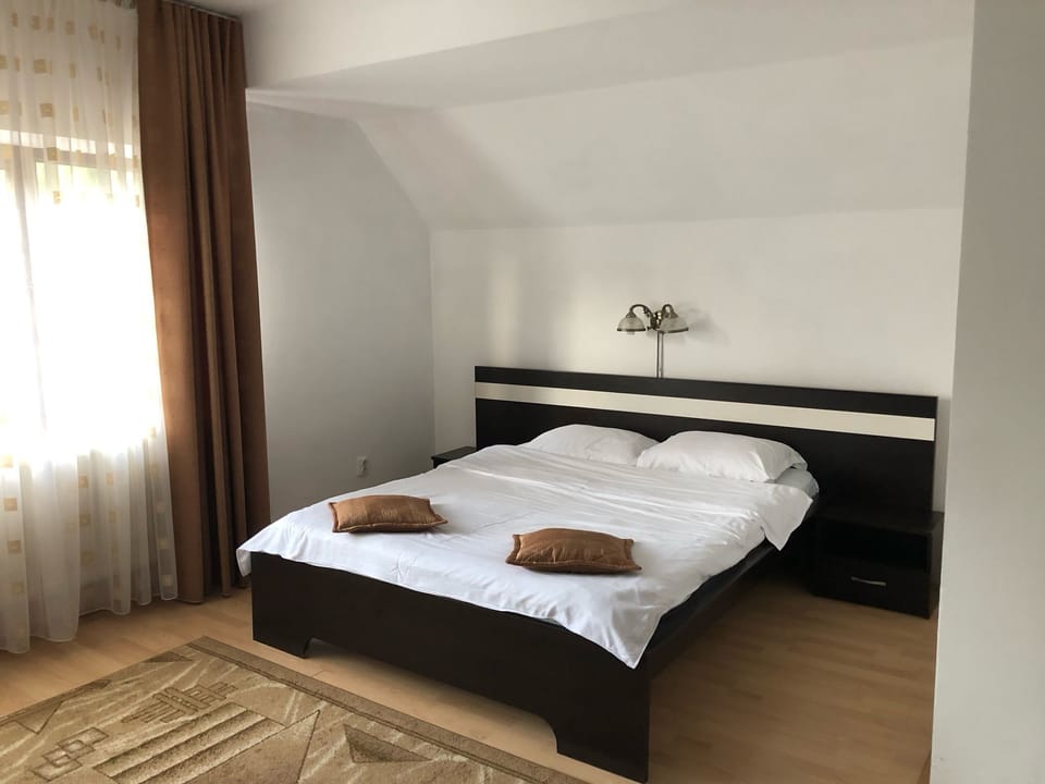 Double Room | Desk, free WiFi, bed sheets