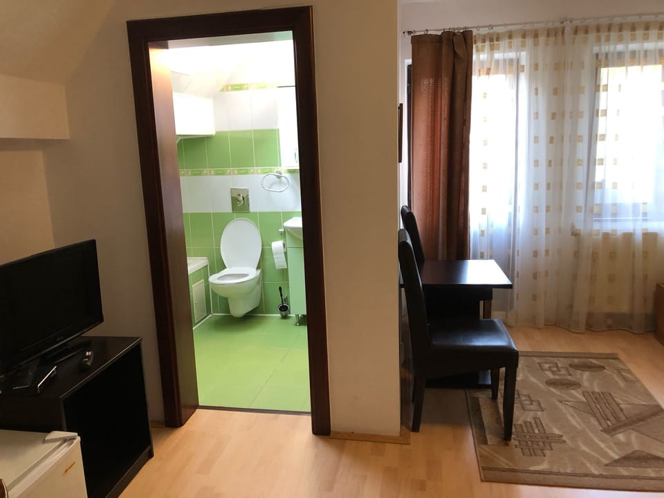 Triple Room | Bathroom | Bathtub, hair dryer, towels, soap