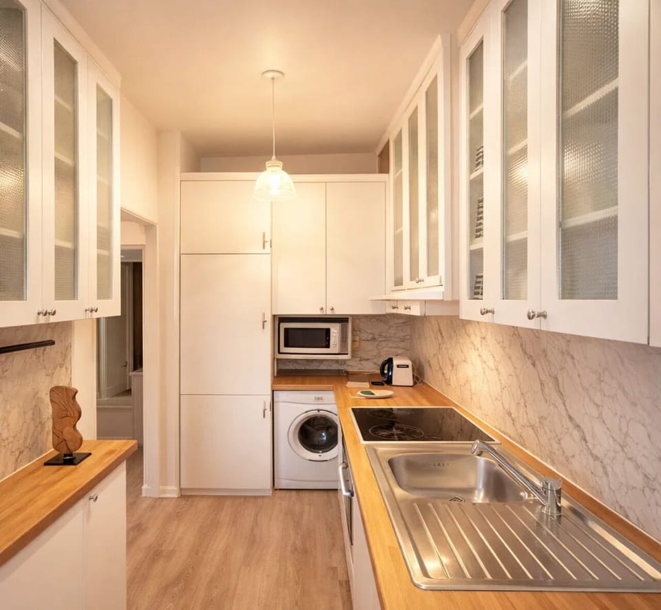 Deluxe Apartment, Courtyard View | Private kitchen | Espresso maker, electric kettle