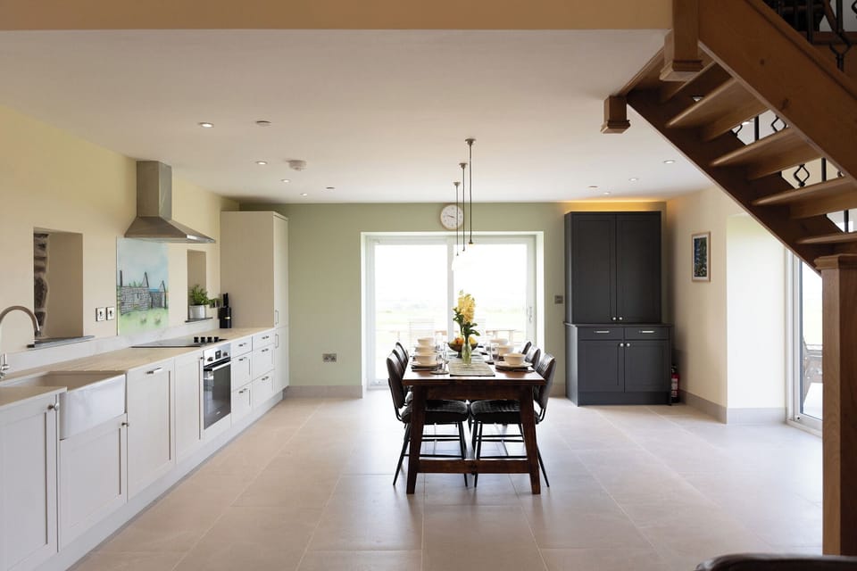 Cottage | Private kitchen | Dishwasher, cookware/dishes/utensils
