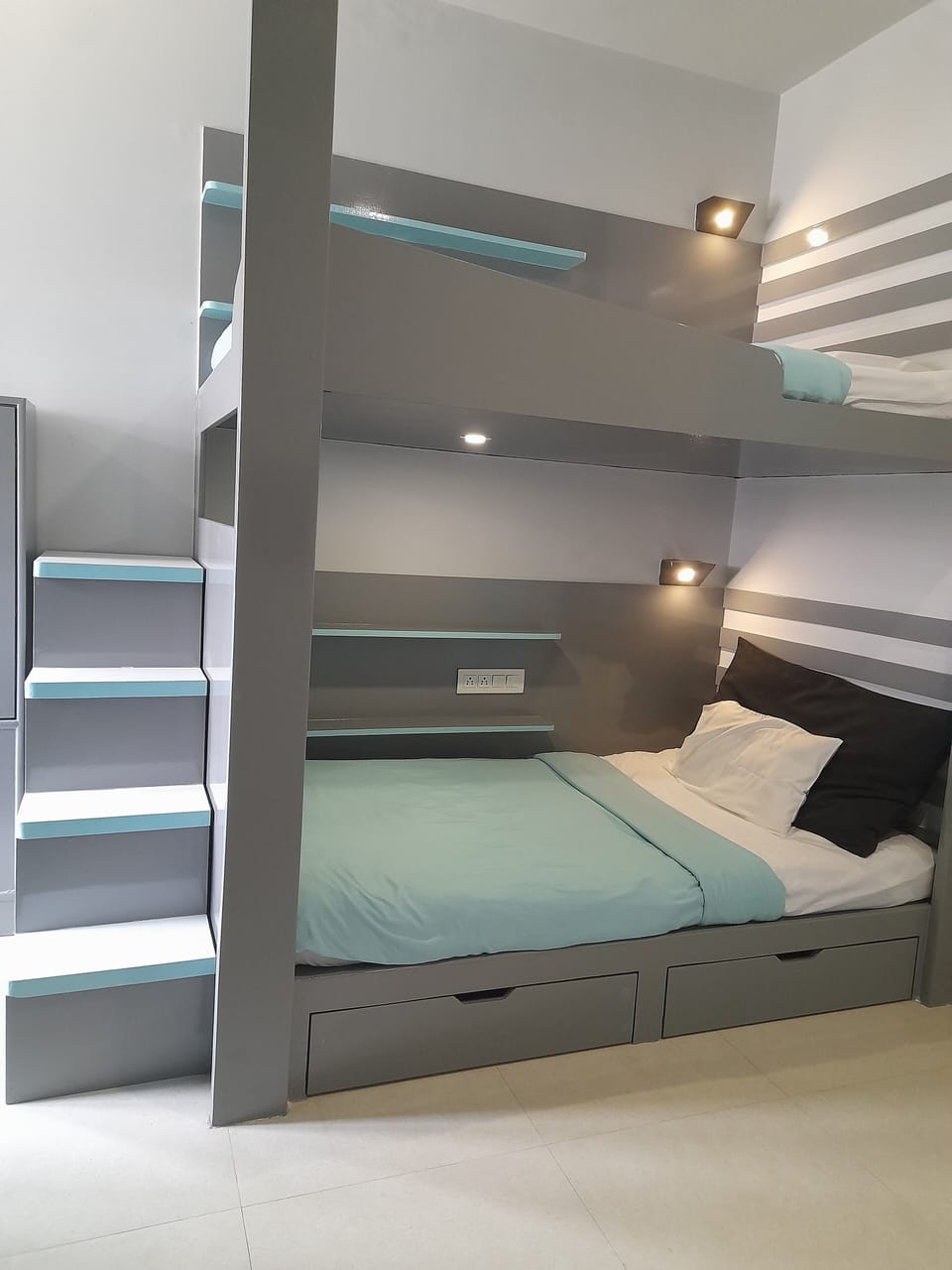 Premium bedding, memory foam beds, desk, soundproofing