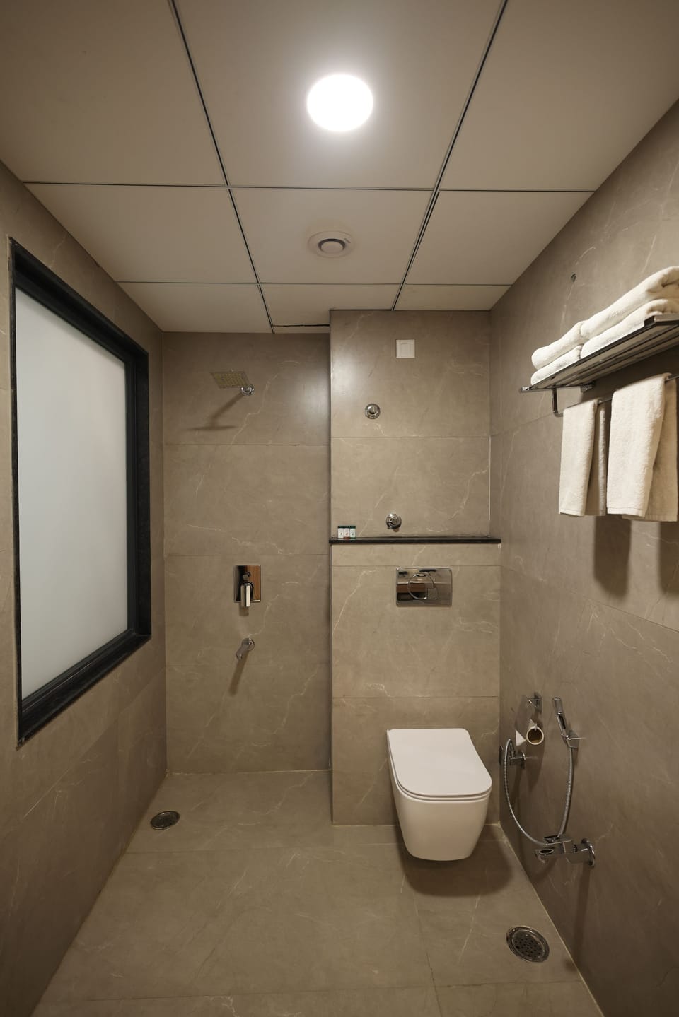 Deluxe Double Room, Non Smoking | Bathroom | Shower, hair dryer, slippers, towels