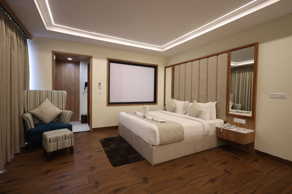 Suite, Non Smoking | Premium bedding, in-room safe, desk, laptop workspace