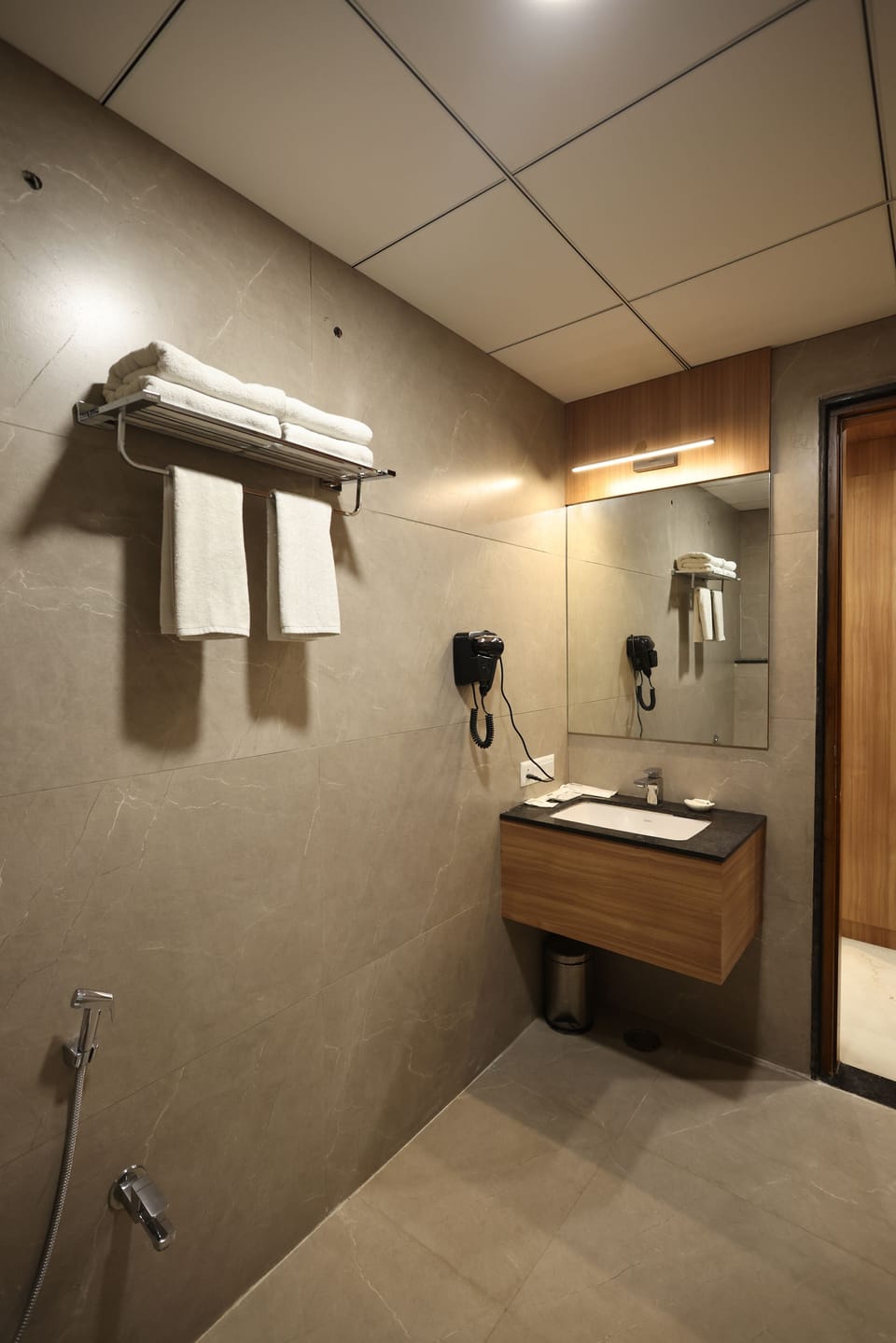 Deluxe Double Room, Non Smoking | Bathroom | Shower, hair dryer, slippers, towels