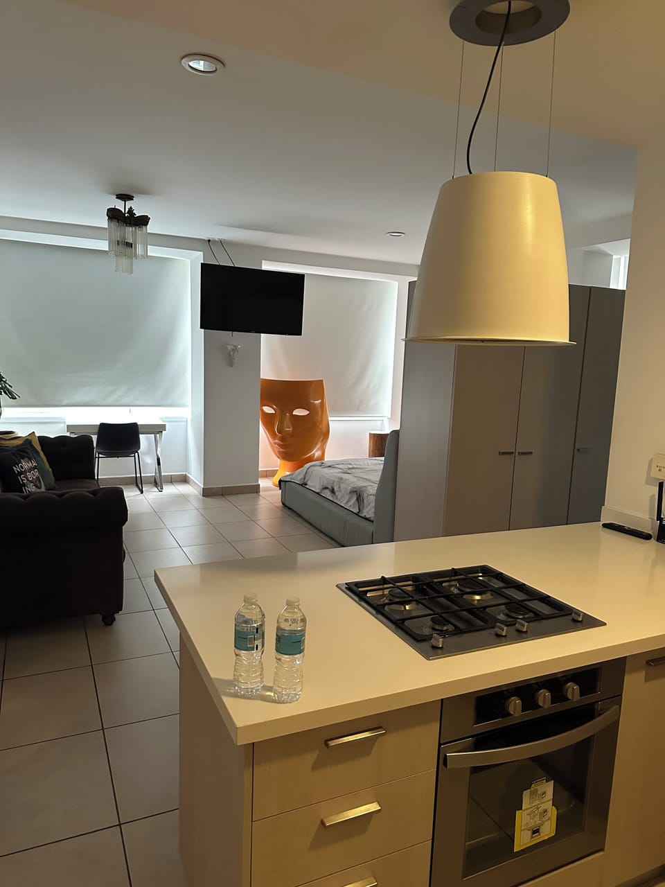 Desk, laptop workspace, soundproofing, WiFi (free)