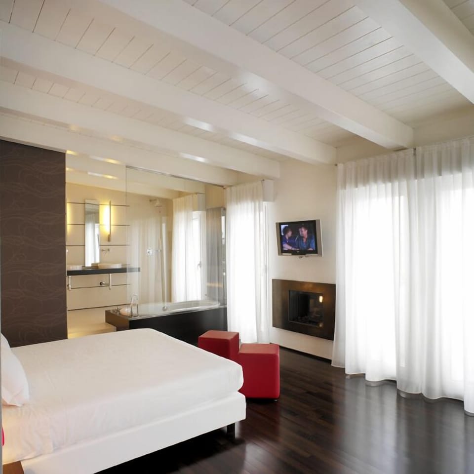 Suite | Minibar, in-room safe, desk, free WiFi