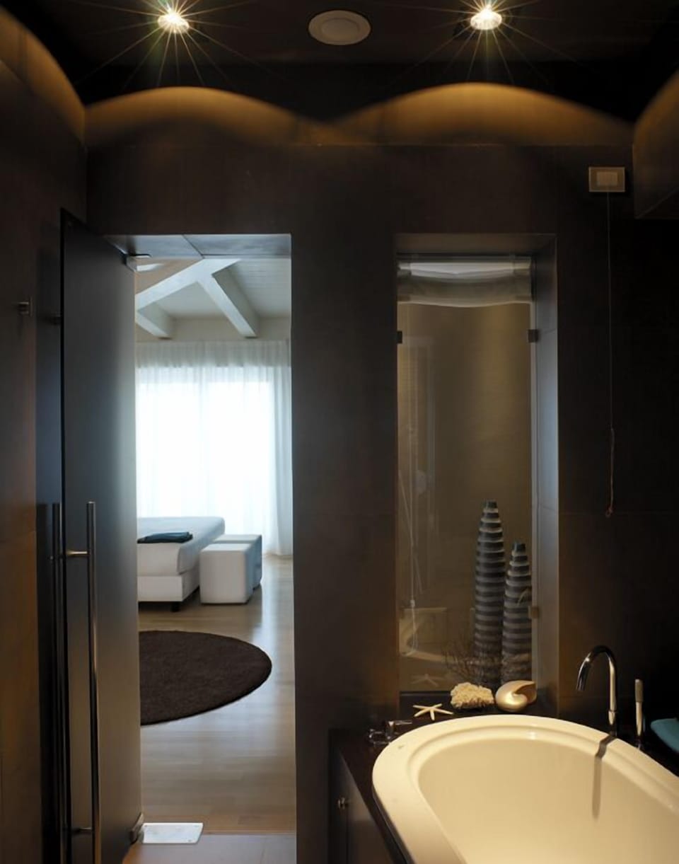 Family Suite | Bathroom | Shower, hair dryer, bathrobes, bidet