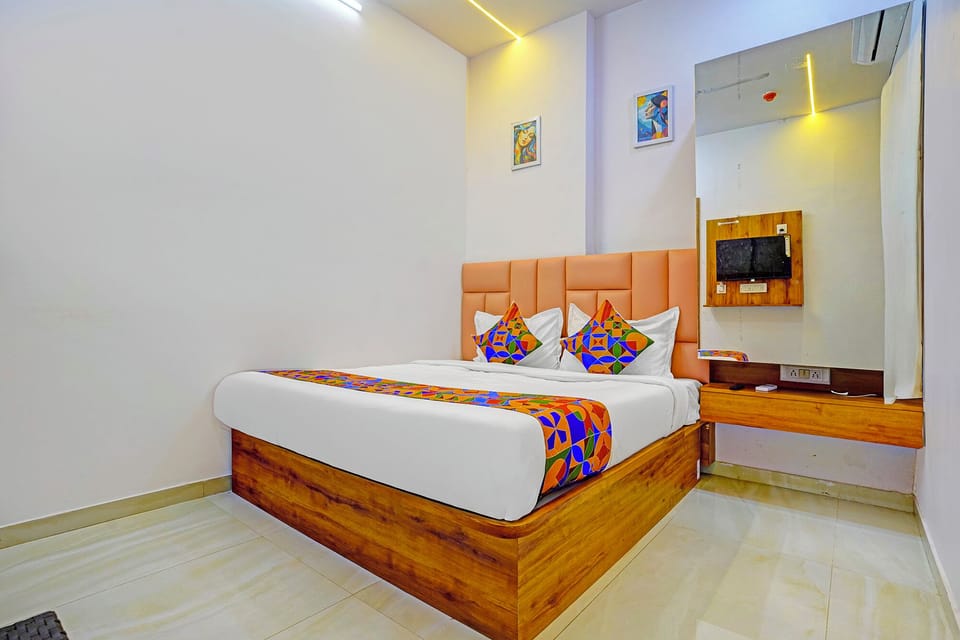 Deluxe Room | Egyptian cotton sheets, premium bedding, in-room safe, desk