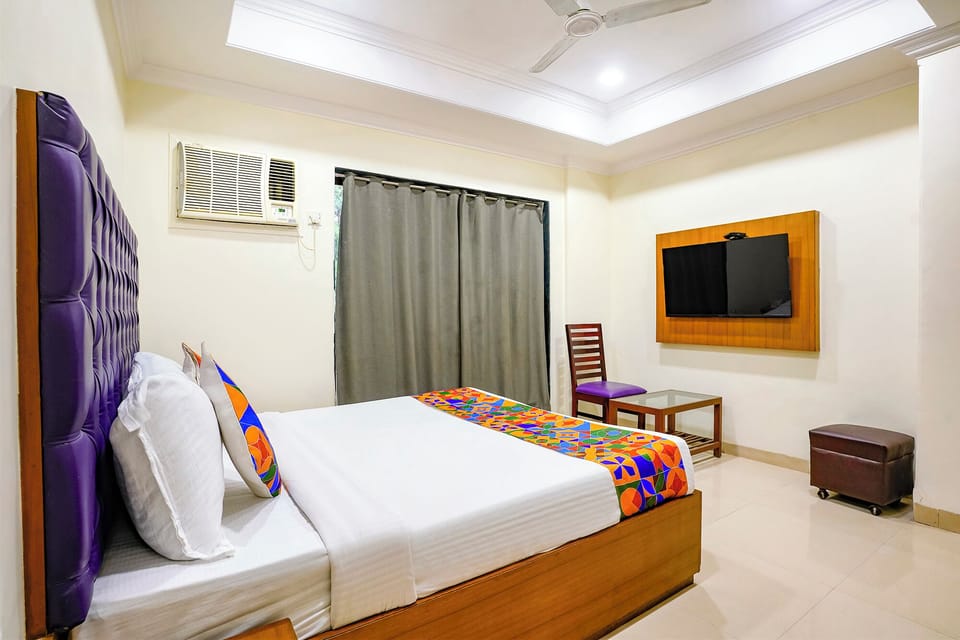 Egyptian cotton sheets, premium bedding, in-room safe, desk