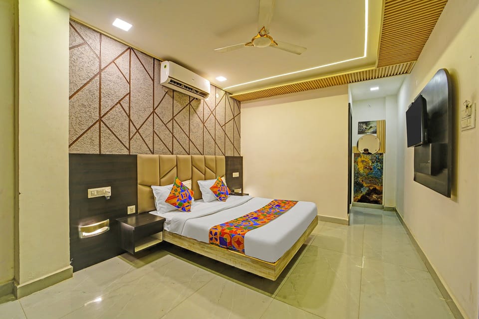 Egyptian cotton sheets, premium bedding, in-room safe, WiFi (free)